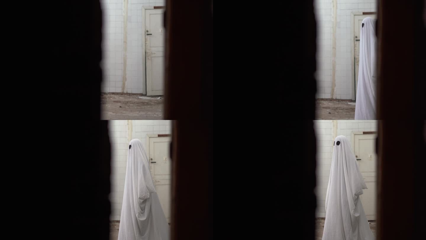 白衣鬼走在一座废弃的房子里，透过门看着摄像头