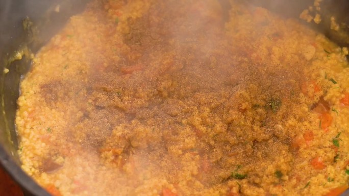 煮KULESH，小米粥。洋葱、肉和猪油