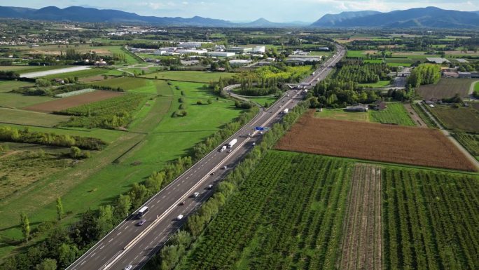 法国南部德罗姆地区阳光明媚的高速公路(Autoroute du Soleil A7)上的交通全景鸟瞰