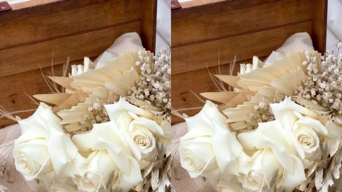 波西米亚木椅上的婚礼花束和白玫瑰