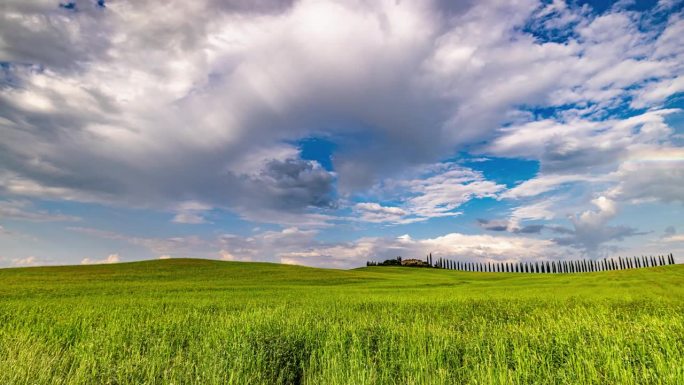 随着时间流逝，松软的云在托斯卡纳田园诗般的乡村风景上移动