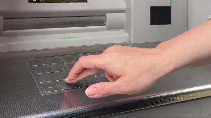手动输入机密ATM操作的密码