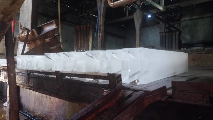 冰块堆积在制冰厂内的特写