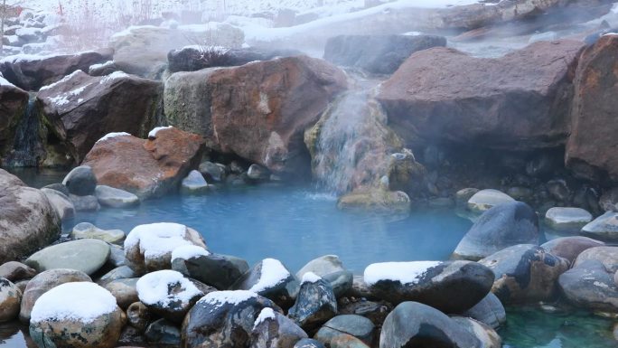 固定的自然场景，水流入热气腾腾的天然温泉被雪包围在科罗拉多州的山区