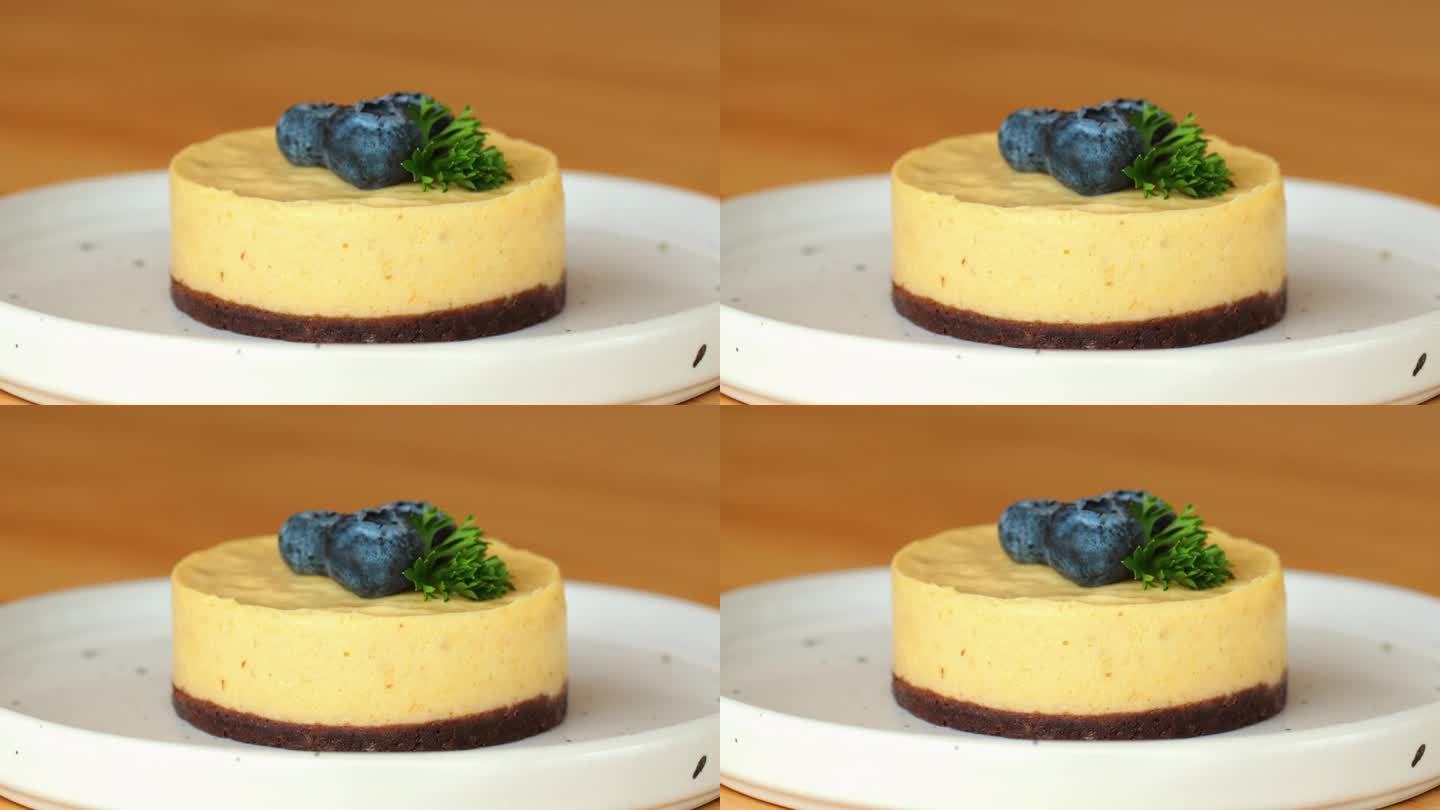 柠檬芝士蛋糕片配蓝莓配料
