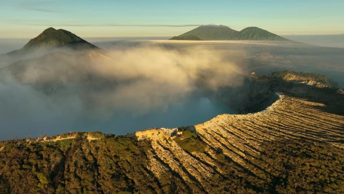 鸟瞰图环绕卡瓦伊真火山，火山口上有烟雾，绿松石湖，印度尼西亚爪哇一座活火山的硫磺开采