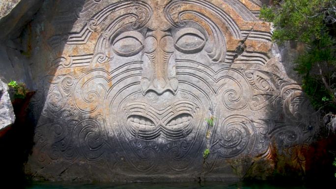 陶波湖上的新西兰毛利人石雕。缓慢放大的脸。