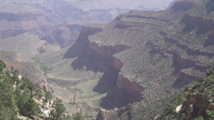 亚利桑那州大峡谷国家公园，它的红色岩石层状带揭示了数百万年的地质历史