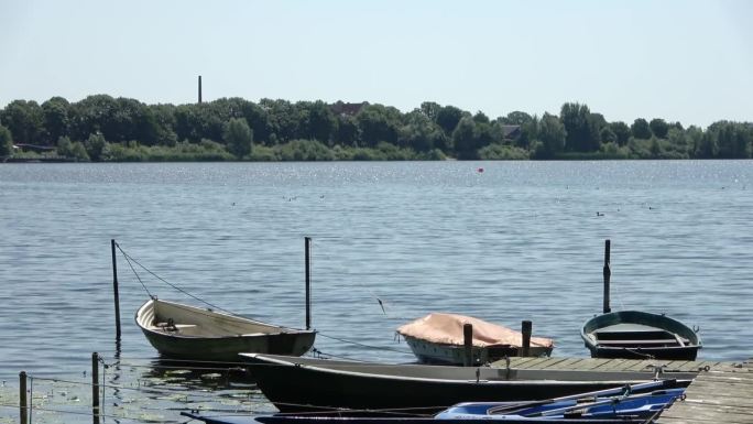 阳光下田园诗般的湖面上的小船。