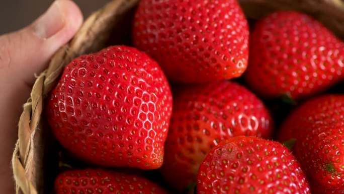 微距镜头中的一盘新鲜草莓