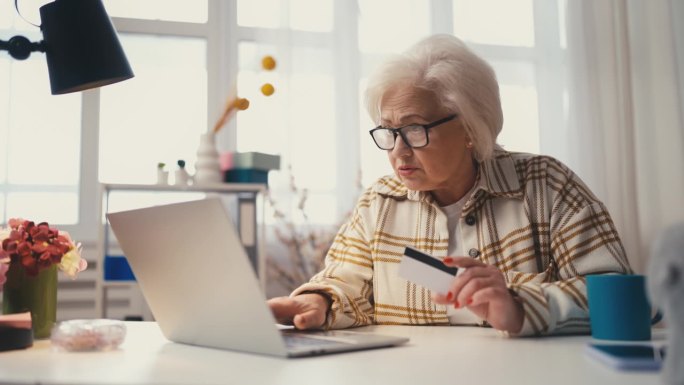 老妇人网上支付有问题，信用卡被封，透支