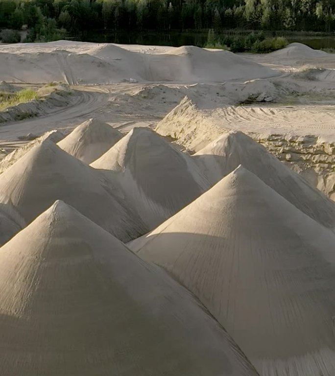 矿区的沙堆。镜头从左向右缓慢移动。垂直拍摄