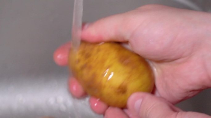 用手在水槽里洗土豆