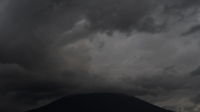 瓜地马拉阿瓜火山上空的闪电风暴——时间流逝