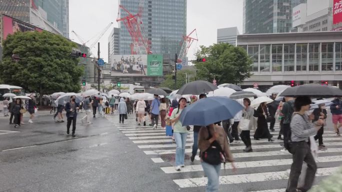 三角帆发射，倾斜。日本东京，行人穿过涩谷十字路口