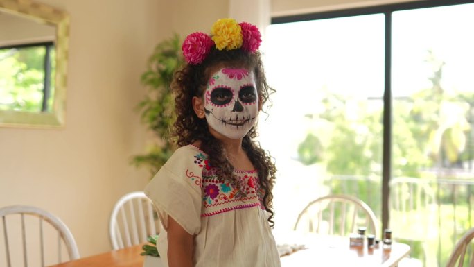女孩的肖像与糖骷髅脸油漆在死亡的庆祝活动的一天