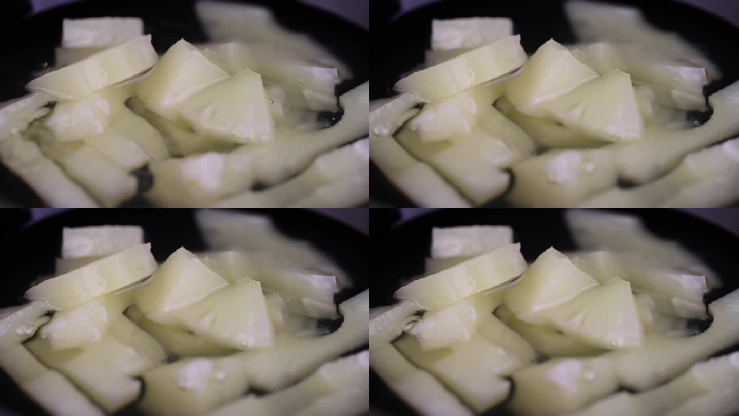 把成熟的菠萝罐头切成块
