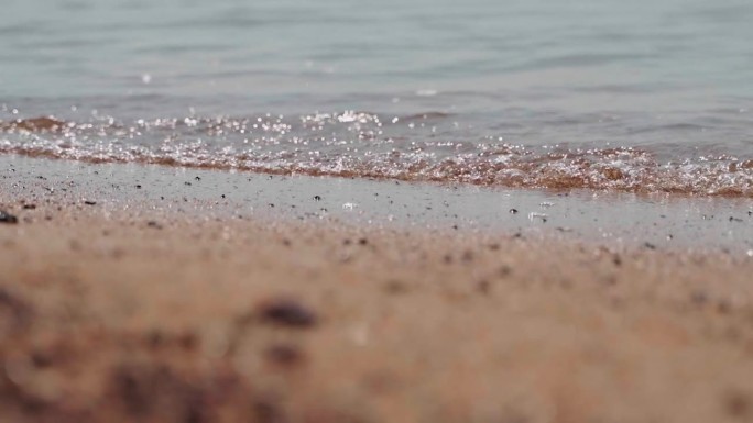 海浪拍打着海岸