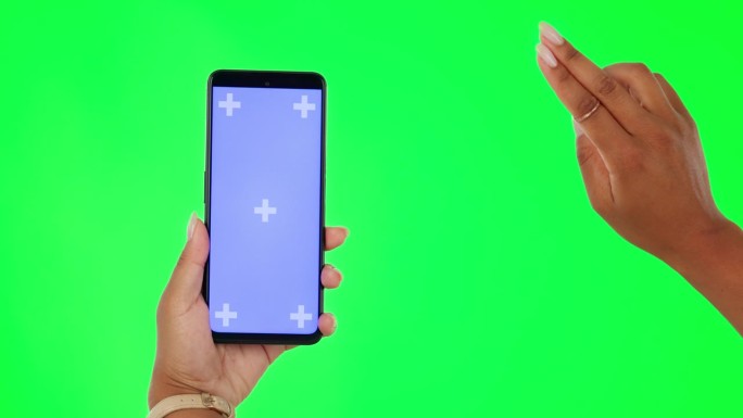 一个女人，手和手机在绿色屏幕上浏览社交媒体，背景是一个工作室。女性触摸手机显示屏、模型或UI、UX或