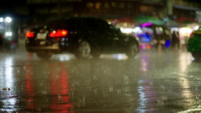 雨季，雨在城中心的瑶华寺夜间下