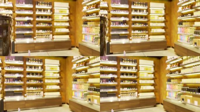 在商店的化妆品区买化妆品。选择化妆品、香水、面霜和洗发水，