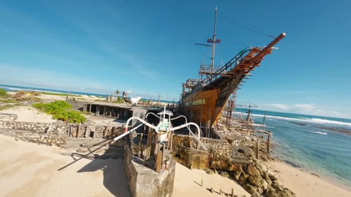 印尼巴厘岛乌鲁瓦图的经典木制帆船建造现场。由一架带有GoPro飞行器的FPV无人机拍摄