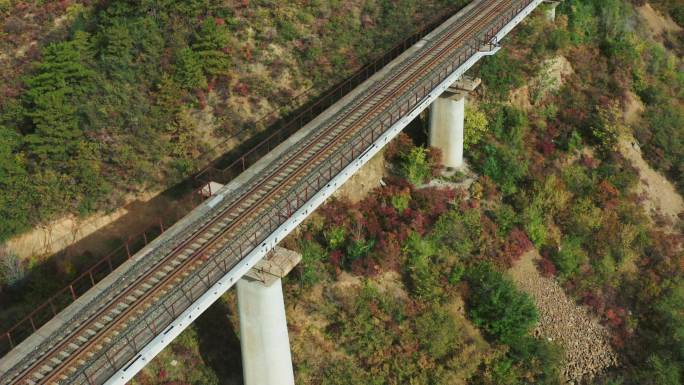 山区高架铁路桥与大面积太阳能发电