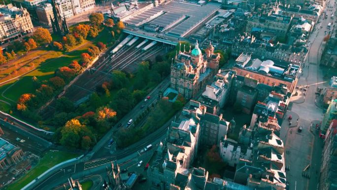 鸟瞰图俯视图在韦弗利站和市场街，看到著名的地标爱丁堡在老城区的实时镜头