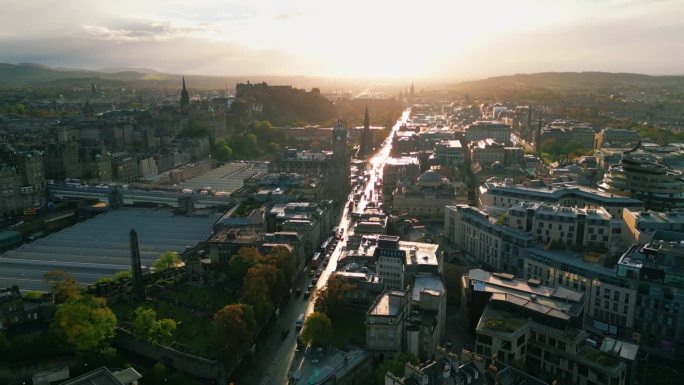 鸟瞰公主街上方的实时镜头，可以看到爱丁堡斯科特纪念碑和新镇的韦弗利站