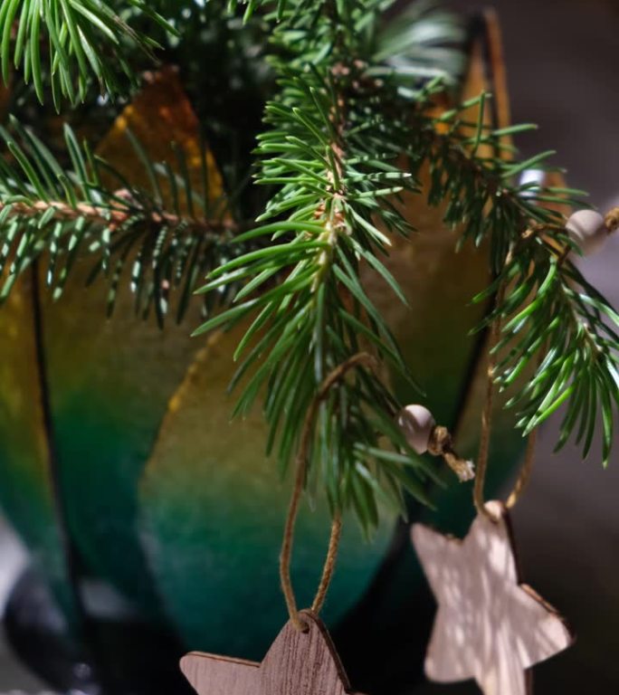 圣诞静物与圣诞树的树枝和木制装饰星星。在家里节日快乐。侘寂风格