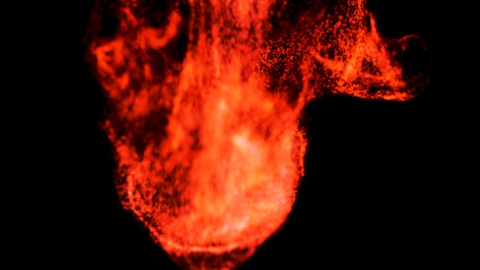 阴燃的煤和火花燃烧热篝火在黑暗的背景。