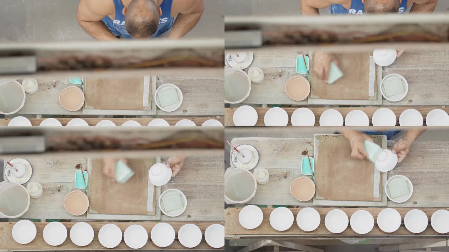 陶瓷厂工人用海绵清洗碗