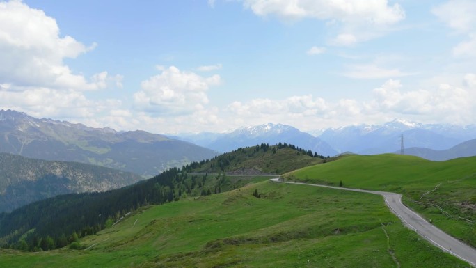 史诗级的无人机拍摄了一条以阿尔卑斯山为背景的山路
