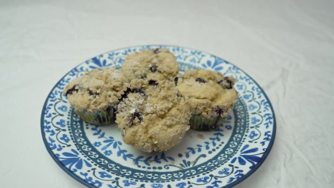 盘子里的自制蓝莓松饼