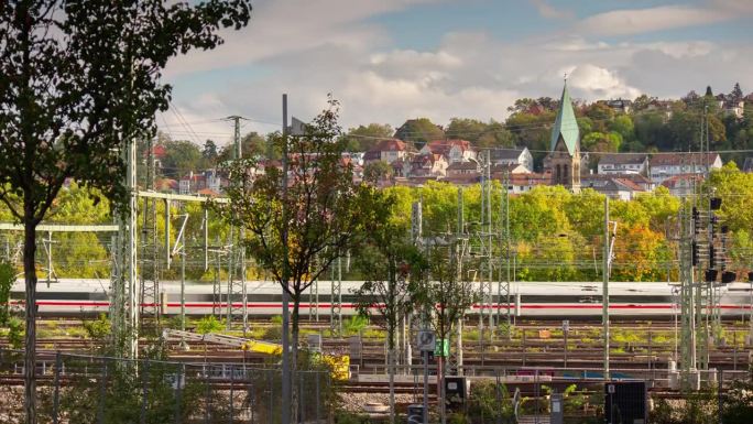 晴天斯图加特城市铁路交通屋顶全景4k延时拍摄德国
