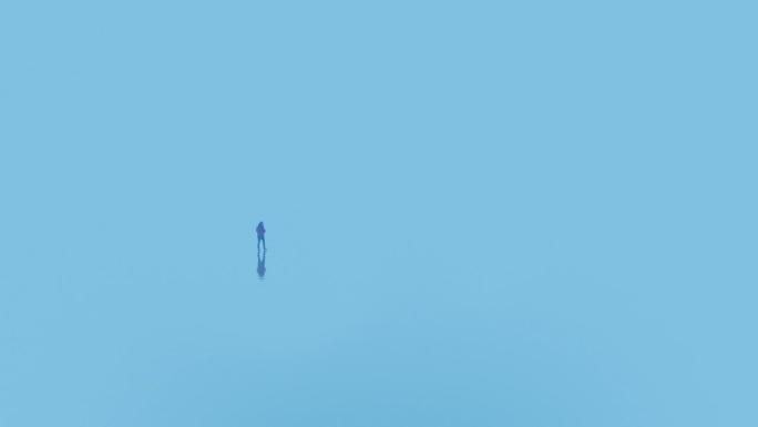 人走在蓝色的风景，抑郁，孤独的概念