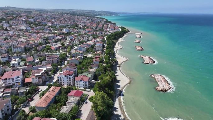 绿松石海和绿色田野格泽城市无人机视频，格泽西诺普，土耳其(土耳其语)