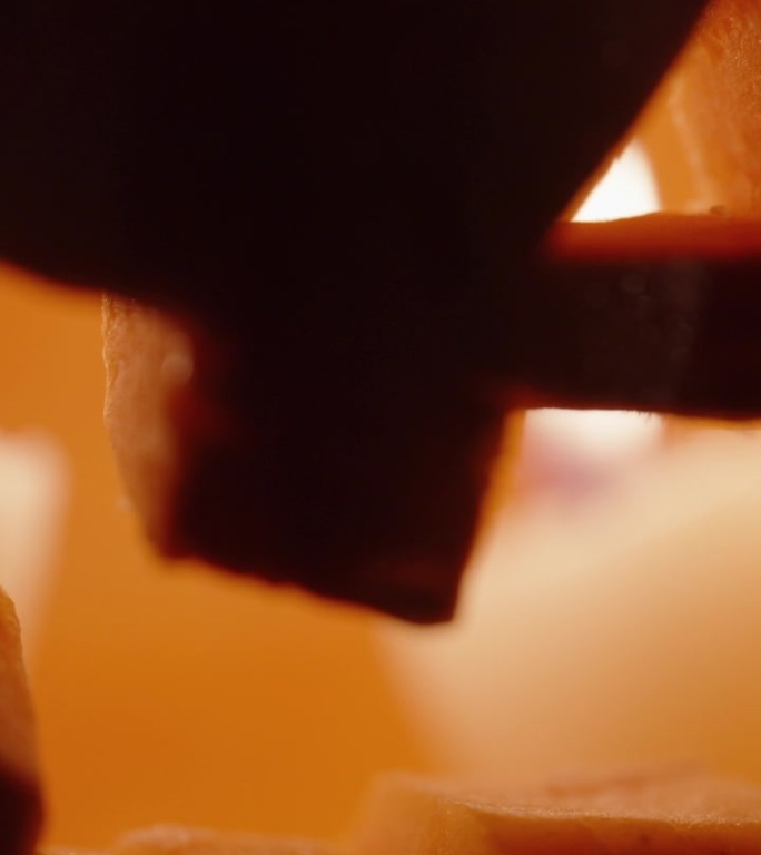 垂直视频。万圣节南瓜的嘴巴特写，里面有蜡烛，水滴从里面掉出来。