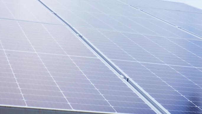 使用太阳能板替代传统能源的新型生态住宅。电池由太阳能电池充电广告绿色能源可持续生活可再生