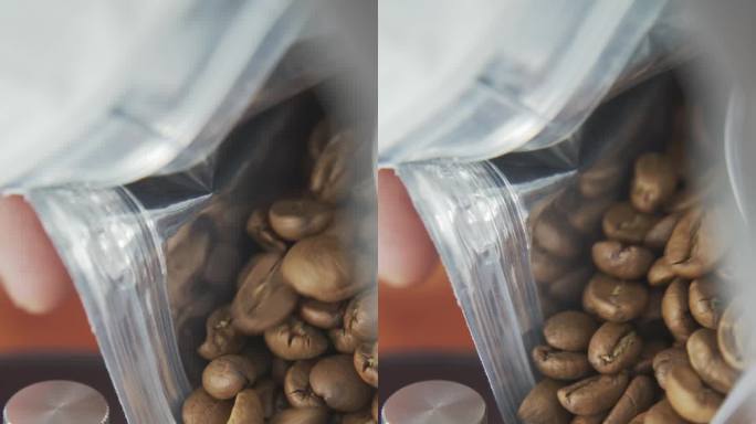 把烤好的咖啡豆倒入咖啡研磨机
