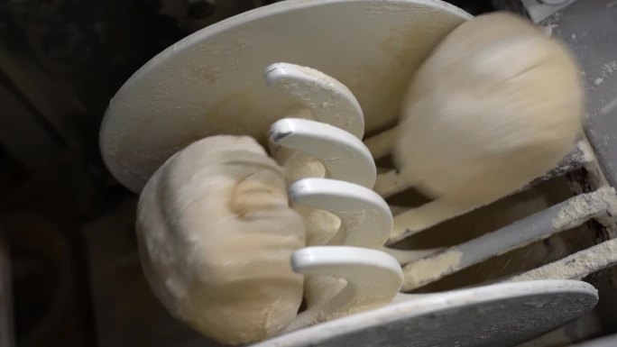 工业烘焙生产线上新鲜面团的特写镜头-慢动作视频