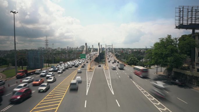 多车道公路的广角时间流逝，许多汽车和卡车在高峰时间从胡安博世大桥快速行驶到圣多明各。模糊运动城市交通