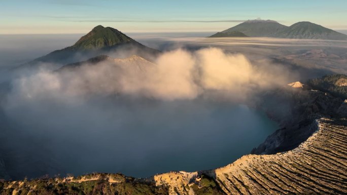 鸟瞰图环绕卡瓦伊真火山，火山口上有烟雾，绿松石湖，印度尼西亚爪哇一座活火山的硫磺开采