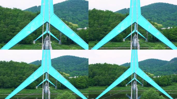 横跨易北河的管道支架形状像巨大的三叉星