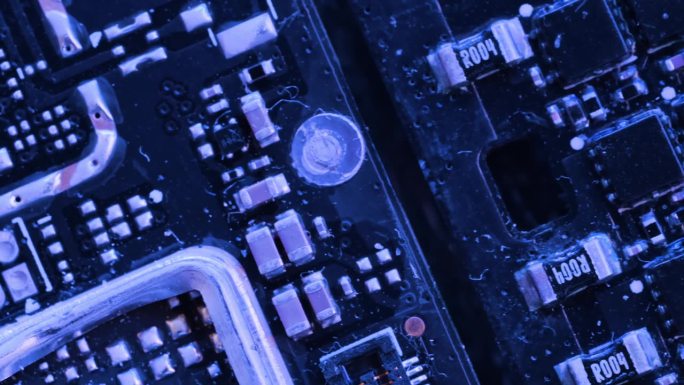 近距离金属表面数字微电路技术背景蓝色霓虹灯，跟踪拍摄