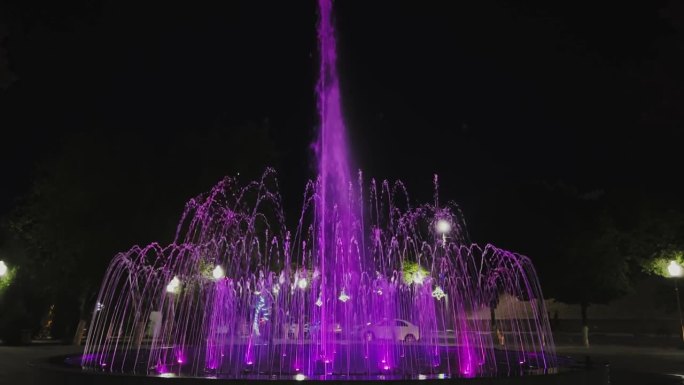 霓虹灯街景喷泉。改变强度的多色照明。