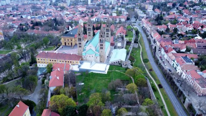 匈牙利佩克斯标志性的大教堂