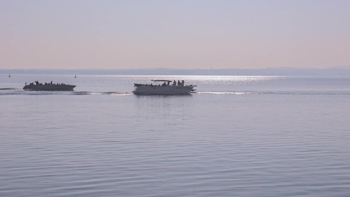 游客在意大利加尔达湖的船上