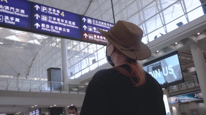 香港国际机场的女孩