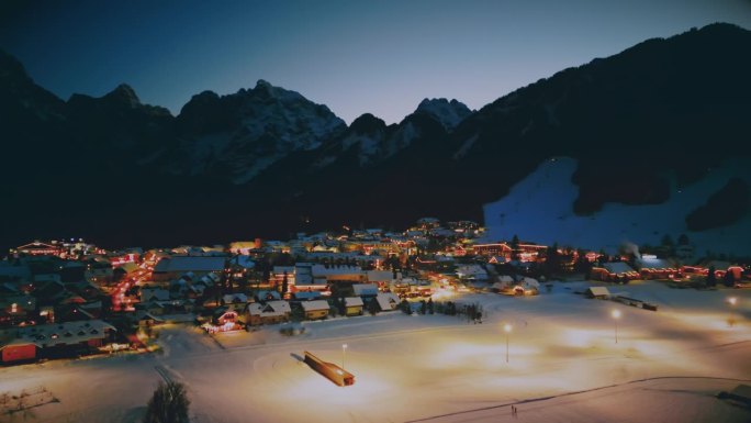 黄昏时分，白雪覆盖的山脉环绕着著名的克拉尼斯卡戈拉滑雪胜地
